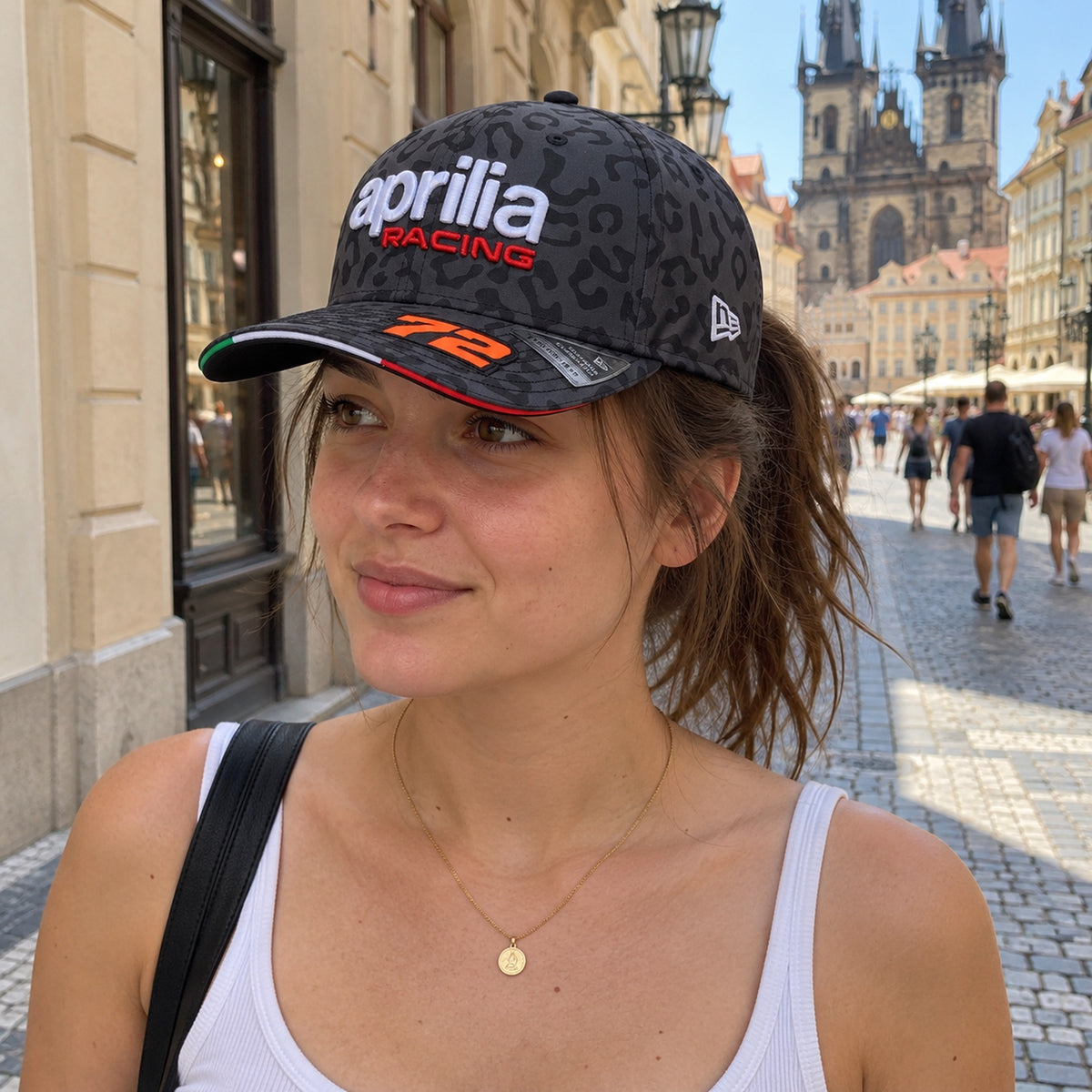 Aprilia Racing Marco Bezzecchi x New Era Team Cap – Mugello Edition – ilustrační foto 2 (AI)