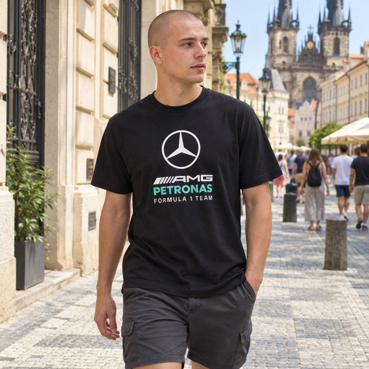 Mercedes-AMG PETRONAS F1 x Adidas DNA GRAPHIC T-Shirt – Lifestyle Edition – ilustrační foto (AI)