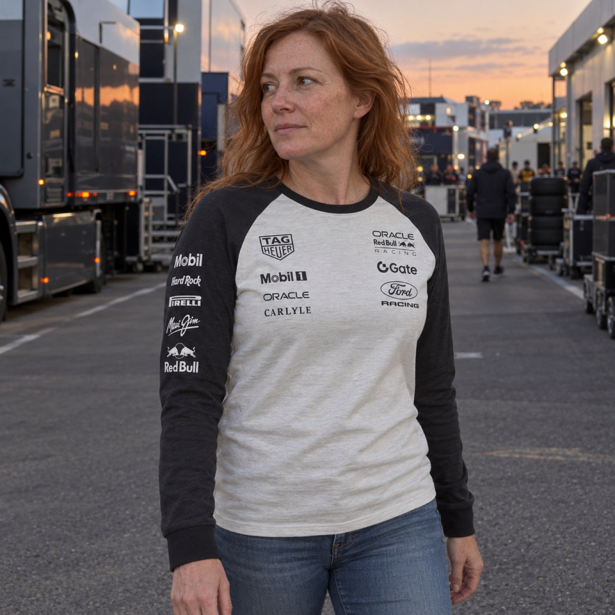 Oracle Red Bull Racing Classic Long Sleeve Team T-Shirt with Sponsor Logos – Grey – ilustrační foto 2 (AI)