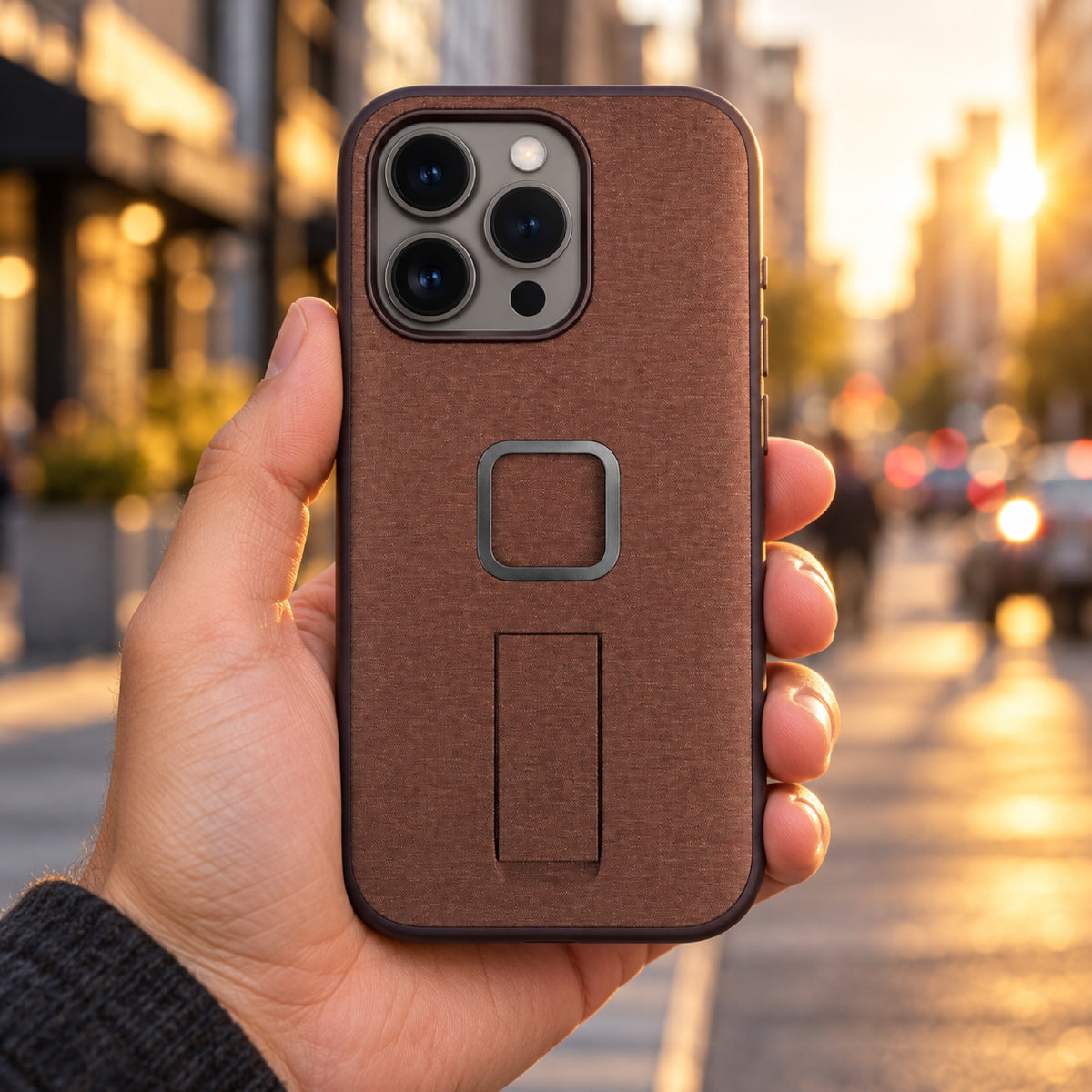 Peak Design Everyday Loop Case iPhone 15 Pro v2 – Redwood – Illustrationsfoto (KI)