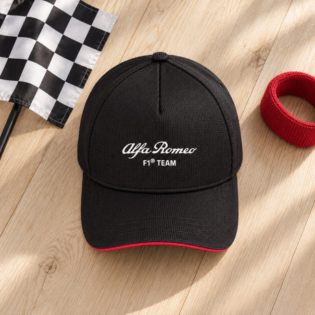 Alfa Romeo F1 Team Kinder-Cap mit gebogenem Schirm – Schwarz – Illustrationsfoto (KI)
