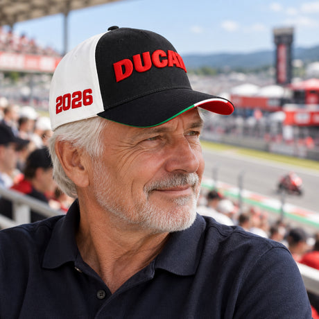 Ducati Corse Cap – 100 Years of Ducati Edition – Illustrationsfoto (KI)