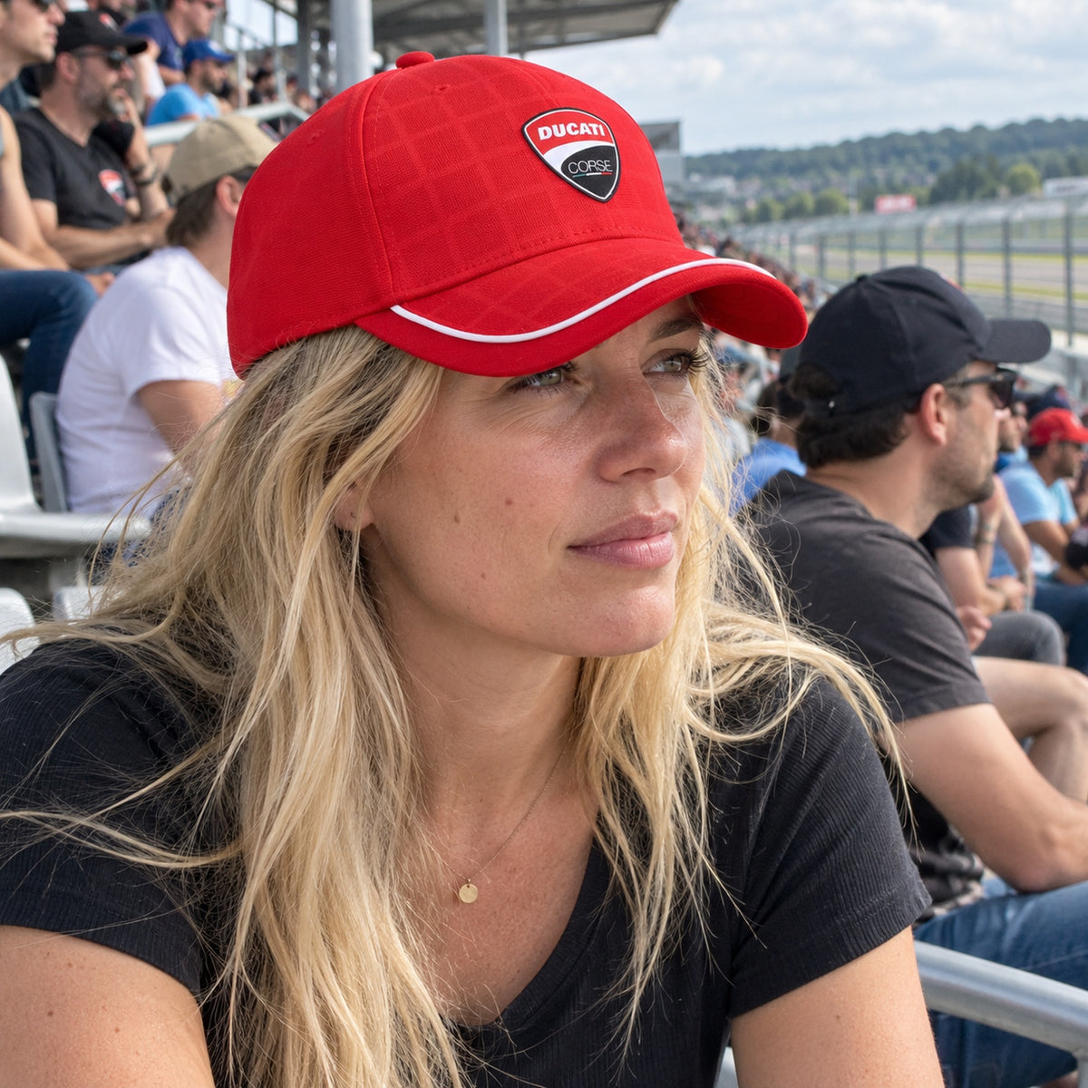 Ducati Corse GRID Fan Cap with Logo – Red – ilustrační foto 2 (AI)