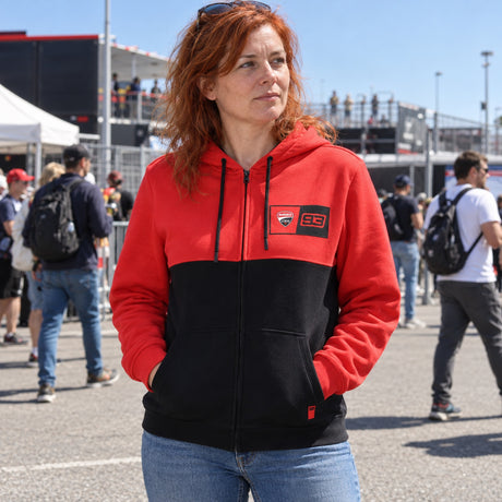 Ducati Corse Fan Hoodie – Marc Marquez with 93 Logo – ilustrační foto 2 (AI)