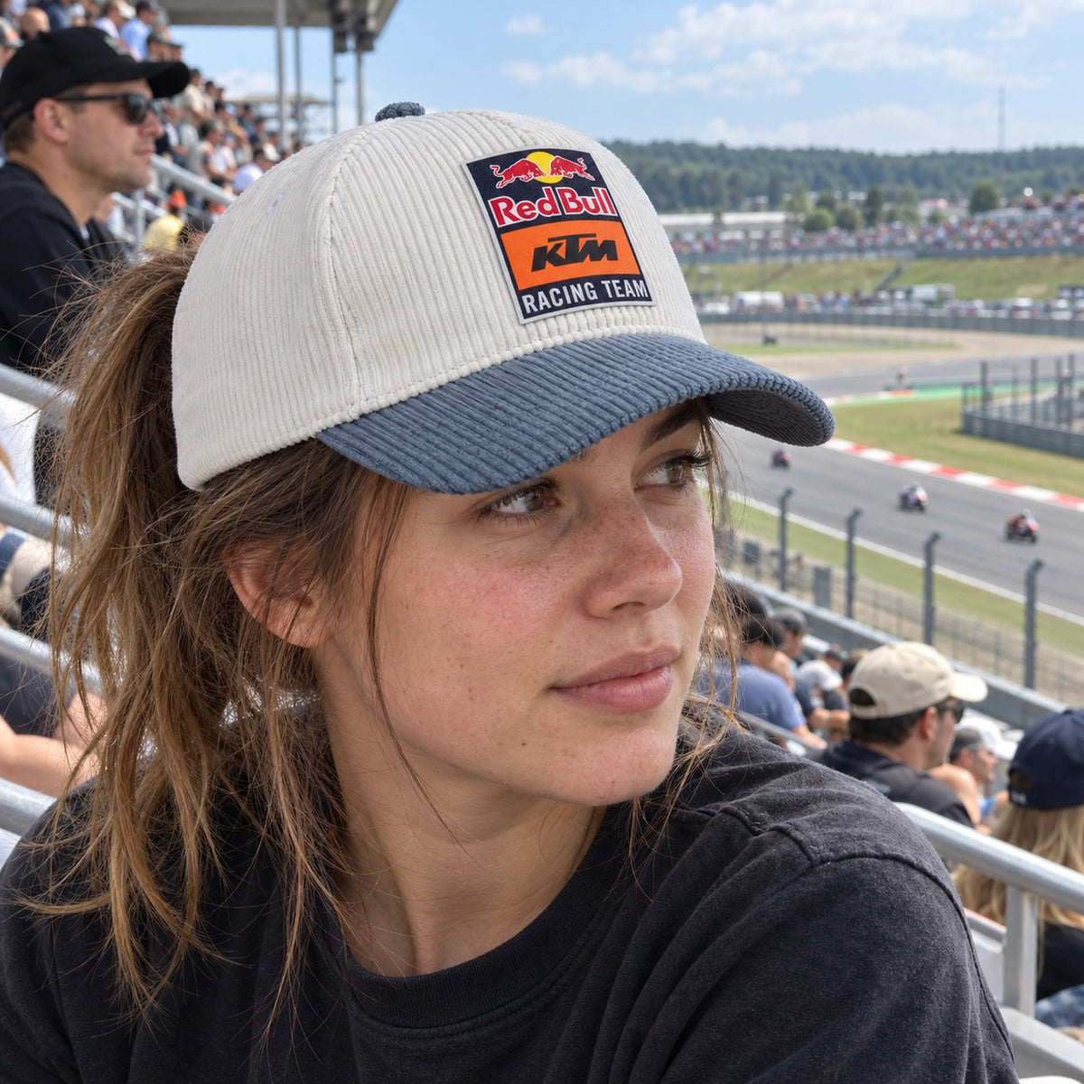 KTM Red Bull Racing DUSK Cap with Logo – ilustrační foto 2 (AI)