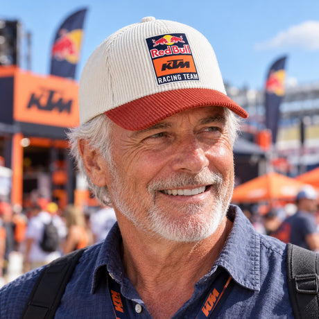 KTM Red Bull Racing SUNSET Cap mit Logo – Illustrationsfoto (KI)