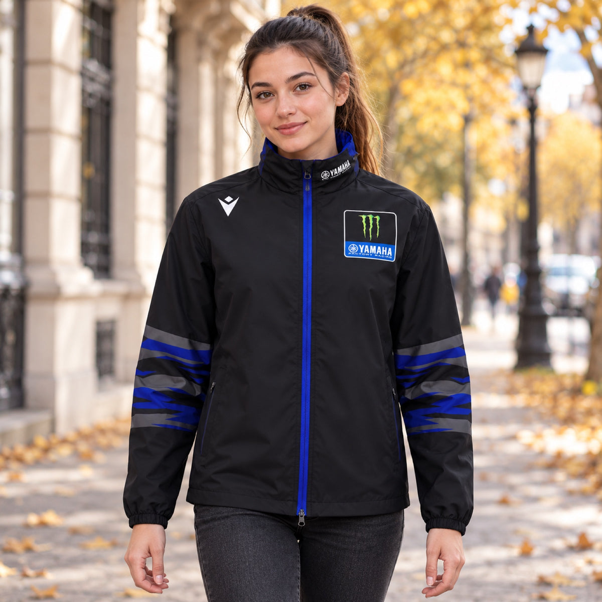 Yamaha Racing MotoGP Windjacke mit Kapuze – Schwarz – Illustrationsfoto (KI)