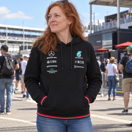 Mercedes-AMG PETRONAS F1 Team Hoodie – ilustrační foto 2 (AI)