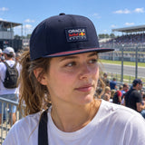 Oracle Red Bull Racing F1 ENTRY Flat Peak Cap – Navy – ilustrační foto 2 (AI)