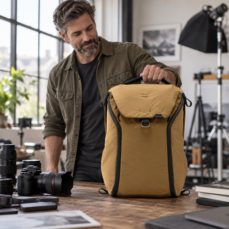 Peak Design Everyday Backpack 30L v2 – Coyote – Illustrationsfoto (KI)