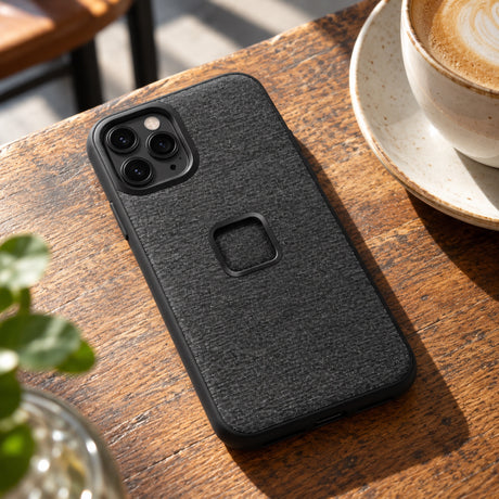 Peak Design Everyday Case iPhone 11 Pro Max – Charcoal – Illustrationsfoto (KI)
