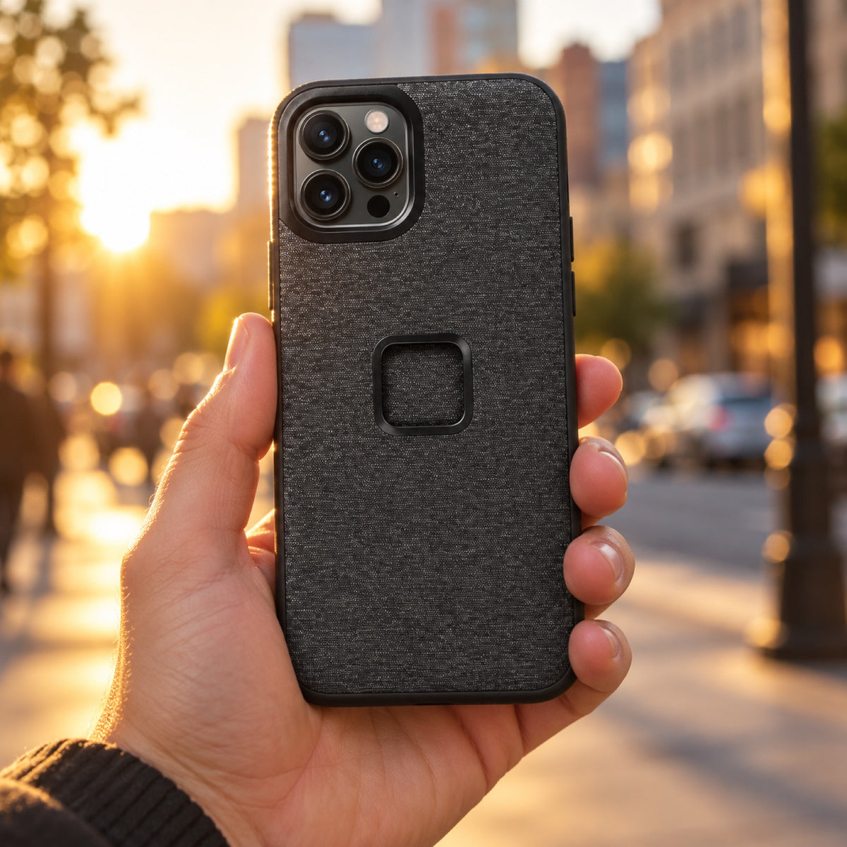 Peak Design Everyday Case iPhone 12 Pro Max – Charcoal – illustrative photo (AI)