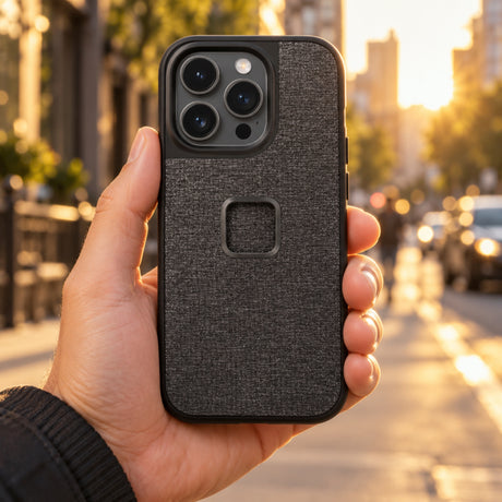Peak Design Everyday Case iPhone 14 Pro – Charcoal – Illustrationsfoto (KI)