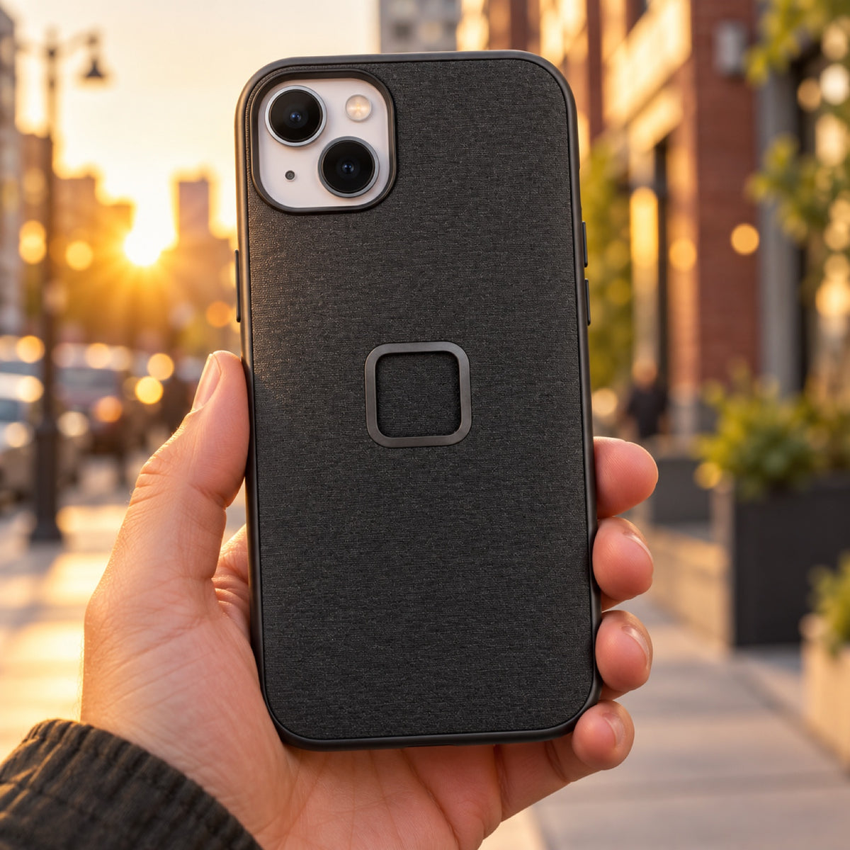 Peak Design Everyday Case iPhone 15 Plus – Charcoal – illustrative photo (AI)