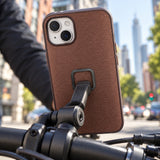 Peak Design Everyday Case iPhone 15 Plus – Redwood – illustrative photo (AI)