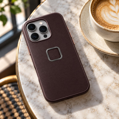 Peak Design Everyday Case iPhone 16 Pro – Eclipse – Illustrationsfoto (KI)
