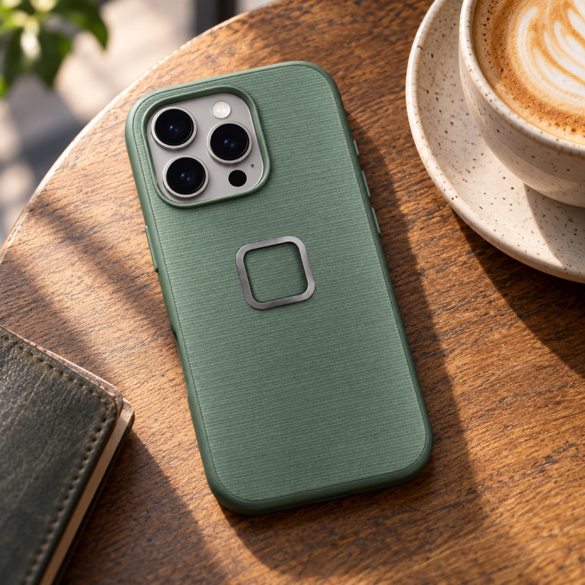 Peak Design Everyday Case iPhone 16 Pro – Sage – illustrative photo (AI)
