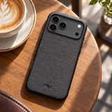 Peak Design Everyday Case Non-Slimlink iPhone 18 Pro Max – Charcoal – Illustrationsfoto (KI)