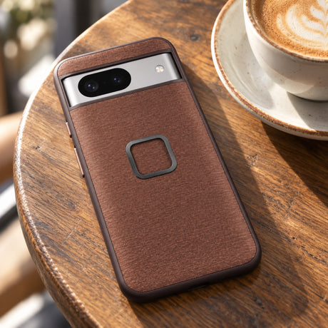Peak Design Everyday Case Google Pixel 8 – Redwood – illustrative photo (AI)
