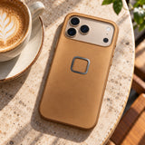 Peak Design Everyday Clarino Case – iPhone 17 Pro Max – Tan – Illustrationsfoto (KI)