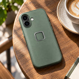 Peak Design Everyday Fabric Case – iPhone 17 Standard – Sage – Illustrationsfoto (KI)