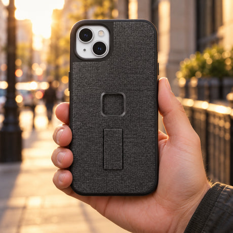 Peak Design Everyday Loop Case iPhone 14 Plus – Charcoal – illustrative photo (AI)