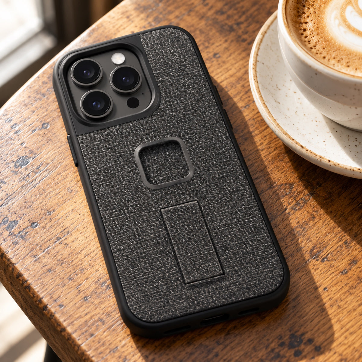 Peak Design Everyday Loop Case iPhone 14 Pro – Charcoal – Illustrationsfoto (KI)