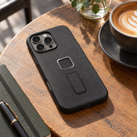 Peak Design Everyday Loop Case iPhone 16 Pro Max – Charcoal – Illustrationsfoto (KI)