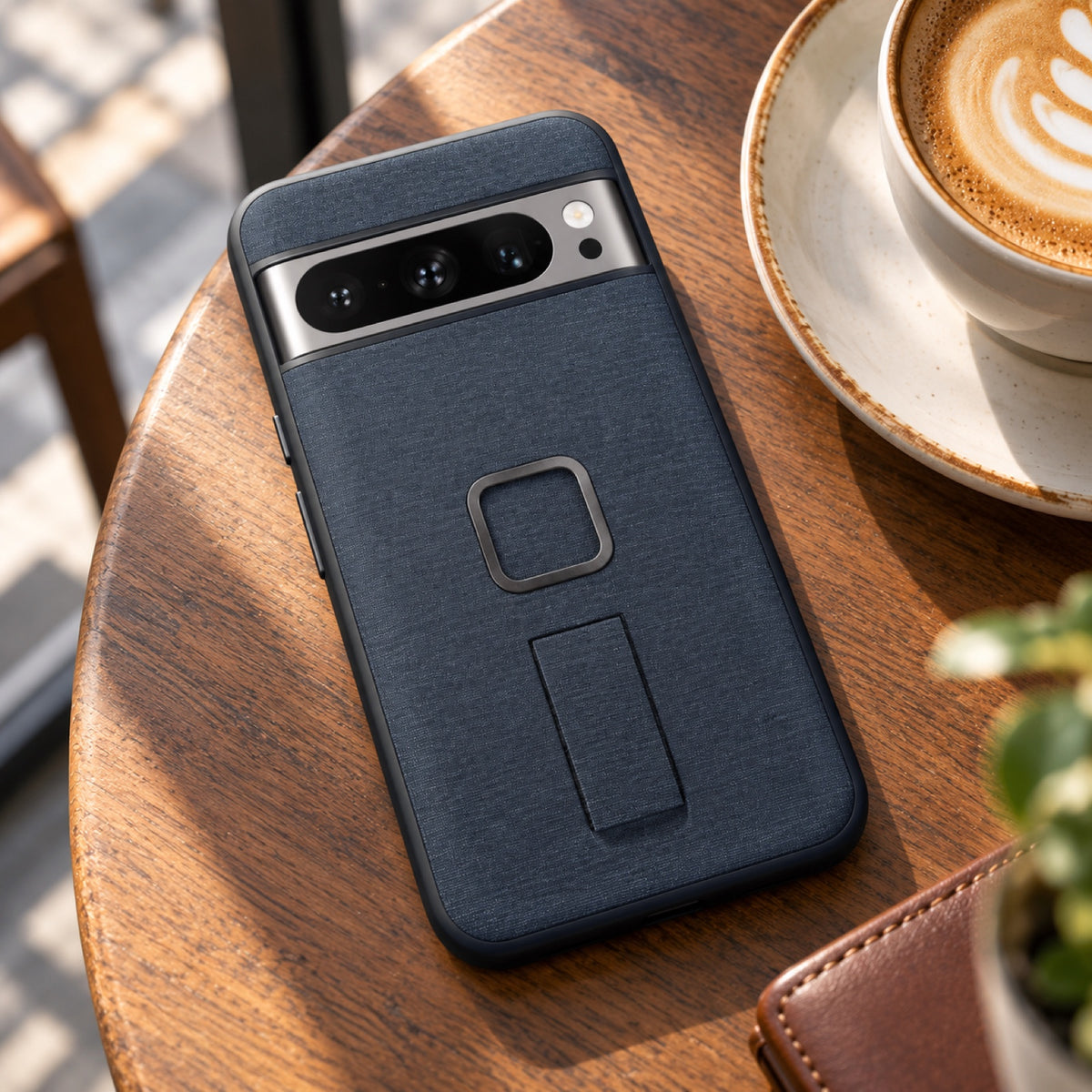 Peak Design Everyday Loop Case Google Pixel 8 Pro – Midnight – illustrative photo (AI)