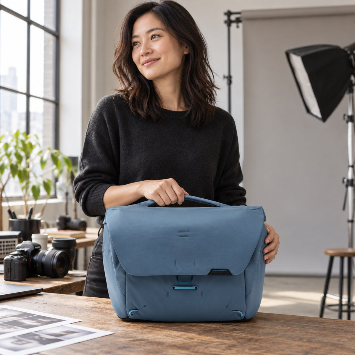 Peak Design Everyday Messenger 13L – Ocean – Illustrationsfoto (KI)