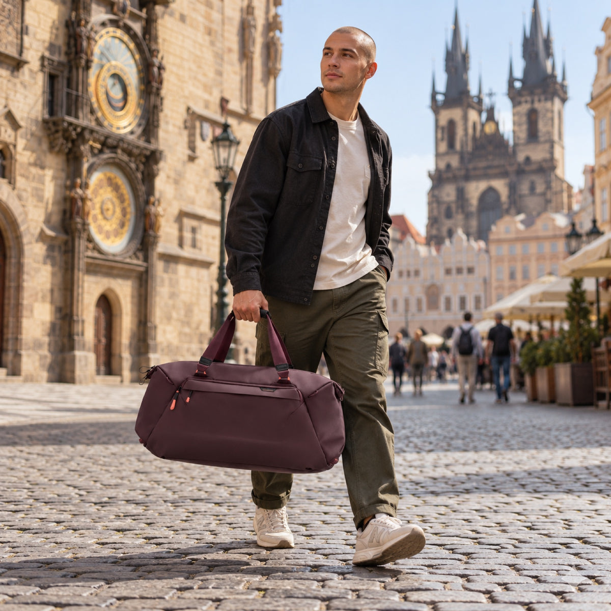 Peak Design Travel Duffel 65L – Eclipse – illustrative photo (AI)