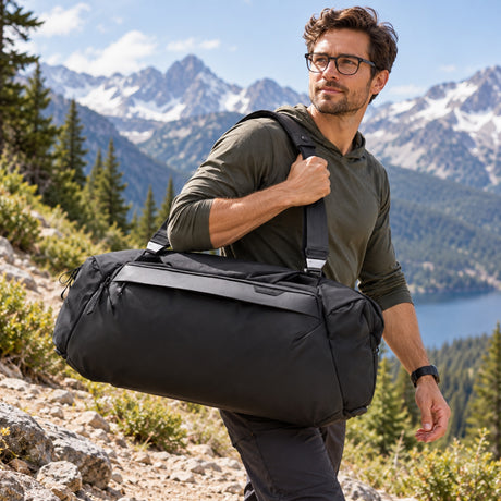 Peak Design Travel Duffel 80L – Schwarz – Illustrationsfoto (KI)