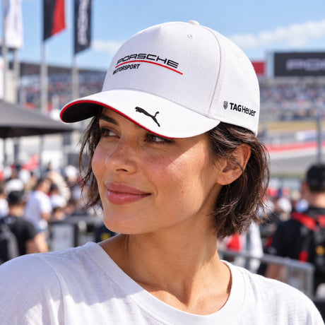 Porsche Motorsport Team-Cap mit Sponsorenlogos – Weiß – Illustrationsfoto (KI)