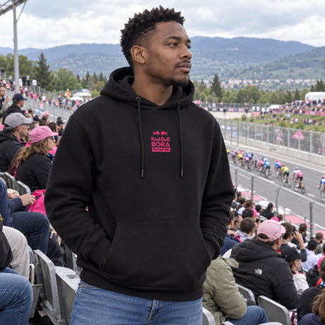 Red Bull Bora Hansgrohe Hoodie – GIRO D'ITALIA Edition – ilustrační foto (AI)