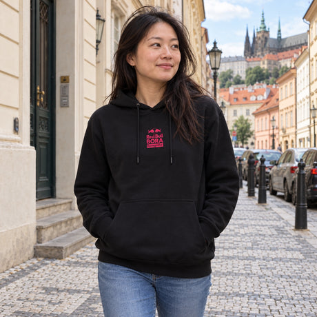Red Bull Bora Hansgrohe Hoodie – GIRO D'ITALIA Edition – ilustrační foto 2 (AI)