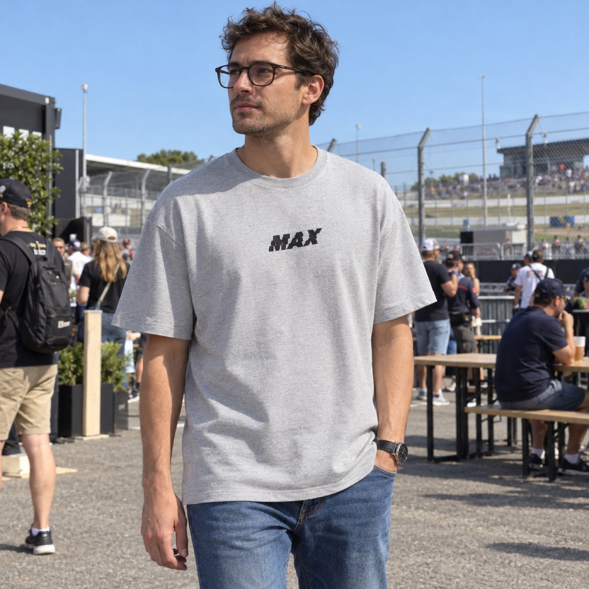 Max Verstappen Oracle Red Bull Racing T-Shirt – PIXEL Edition, Grey – ilustrační foto (AI)
