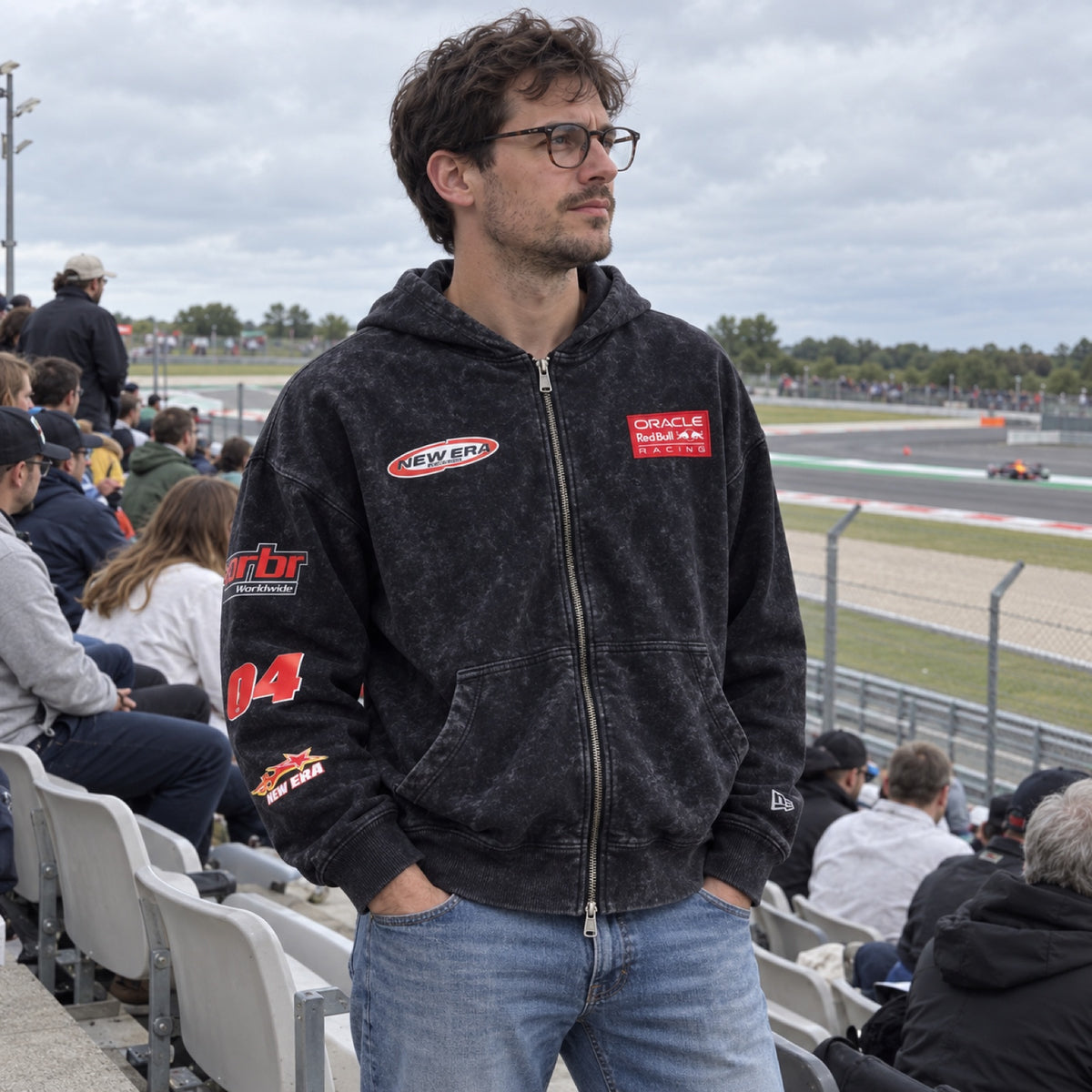 Oracle Red Bull Racing NE LINEAR Zip Hoodie – Black, Oversized – ilustrační foto (AI)