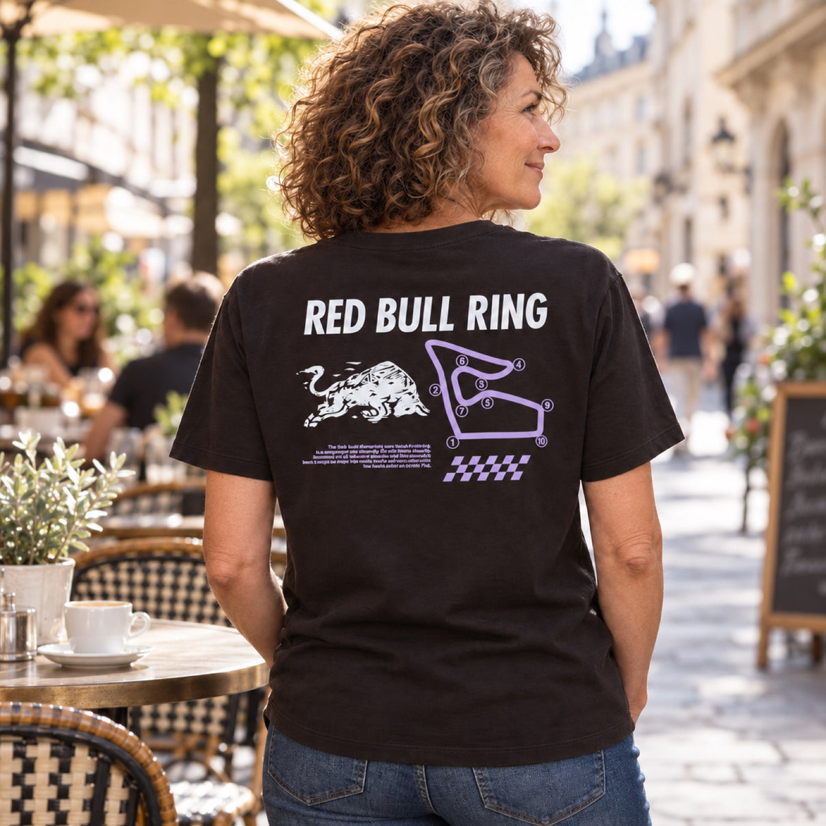 Red Bull Ring CIRCUIT Fan-T-Shirt – Schwarz mit RRI-Motiv – Illustrationsfoto (KI)