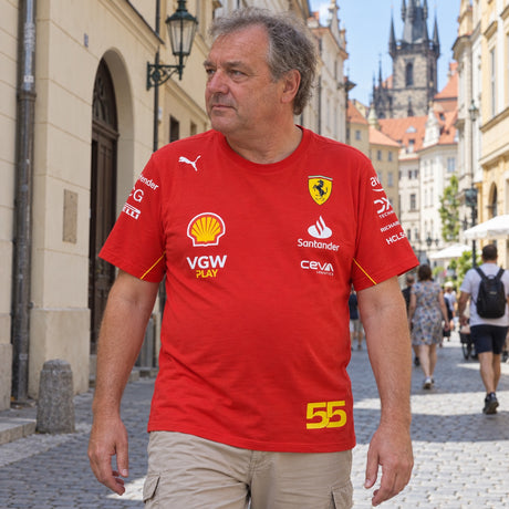 Carlos Sainz Scuderia Ferrari F1 Team T-Shirt – Red – ilustrační foto (AI)