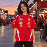Scuderia Ferrari F1 x Puma T-Shirt mit Sponsorenlogos – DRIVERS Edition – Illustrationsfoto (KI)