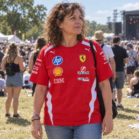 Scuderia Ferrari F1 x Puma T-Shirt with Sponsor Logos – DRIVERS Edition – ilustrační foto 2 (AI)
