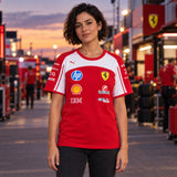 Scuderia Ferrari F1 x Puma Damen-Team-T-Shirt mit Sponsorenlogos – Illustrationsfoto (KI)